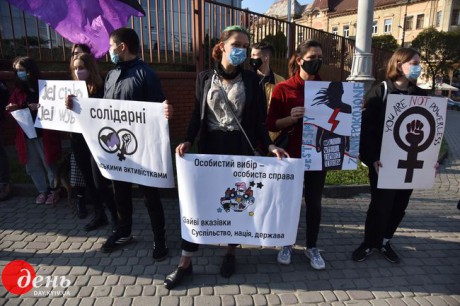 Львовяне вышли на акцию солидарности с женщинами Польши из-за запрета абортов Львовяне вышли на акцию солидарности с женщинами Польши из-за запрета абортов