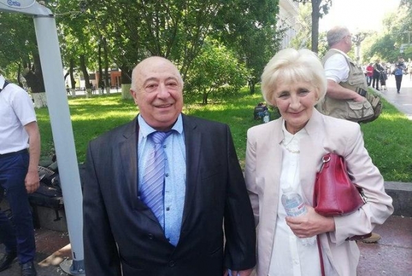 Зеленский в День матери показал трогательное детское фото: как выглядит его мама
Зеленский в День матери показал трогательное детское фото: как выглядит его мама