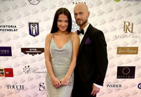 Влад Яма вместе с женой и сыном "сбежали" из Киева, оседлав собак: "Перезагрузка" Влад Яма вместе с женой и сыном "сбежали" из Киева, оседлав собак: "Перезагрузка"