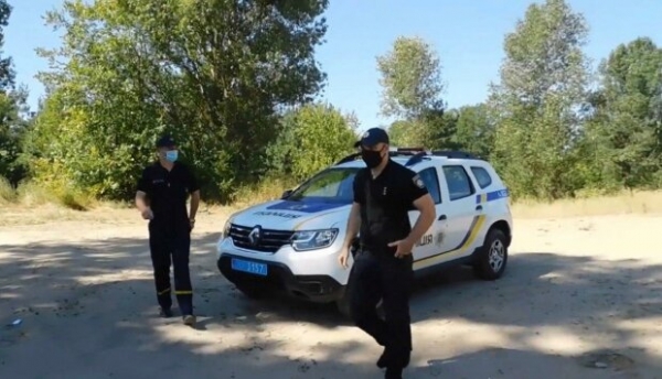 Водитель оставил у порога больницы два тела после перестрелки – объявлен план "Сирена" Водитель оставил у порога больницы два тела после перестрелки – объявлен план "Сирена"