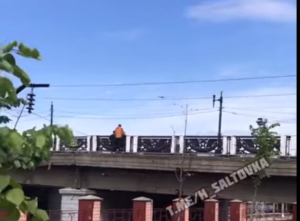В Харькове мужчину остановили в шаге от гибели, оставалось разжать руки, - "У них метод такой, китайский" В Харькове мужчину остановили в шаге от гибели, оставалось разжать руки, - "У них метод такой, китайский"