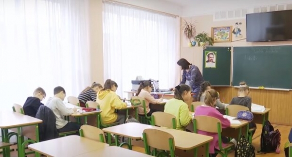 "Слуга" рассказал об изменениях в учебном году: уроки будут на улице, а учителя — в щитках "Слуга" рассказал об изменениях в учебном году: уроки будут на улице, а учителя — в щитках