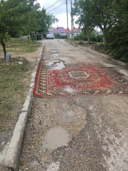 
В Крыму дыры в асфальте залатали ковром. Фото
 