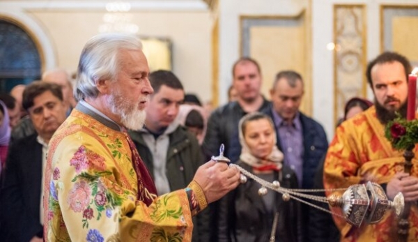 Чудодейственные молитвы в День матери: за самую родную и любимую к Иисусу Христу, Матроне Московской и Николаю Чудотворцу