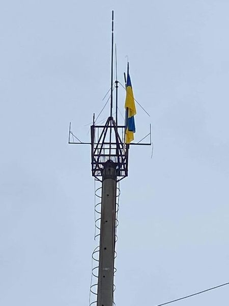 Боец из Винницы установил на вышке перед оккупированным Луганском флаг Украины