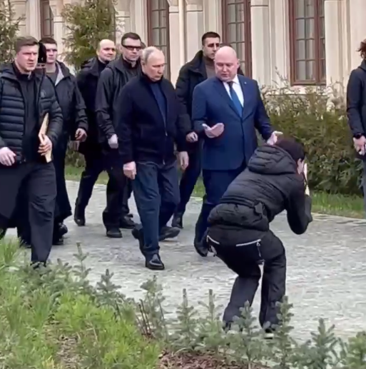 В Крым прибыл не Путин, а его двойник: эксперты указали на разоблачающие детали
В Крым прибыл не Путин, а его двойник: эксперты указали на разоблачающие детали