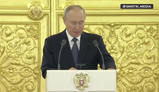 Путин выдал новый бред и назвал "виновных" в убийстве украинцев
Путин выдал новый бред и назвал "виновных" в убийстве украинцев