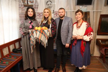В Яготине прошел показ мод по мотивам картин Екатерины Белокур