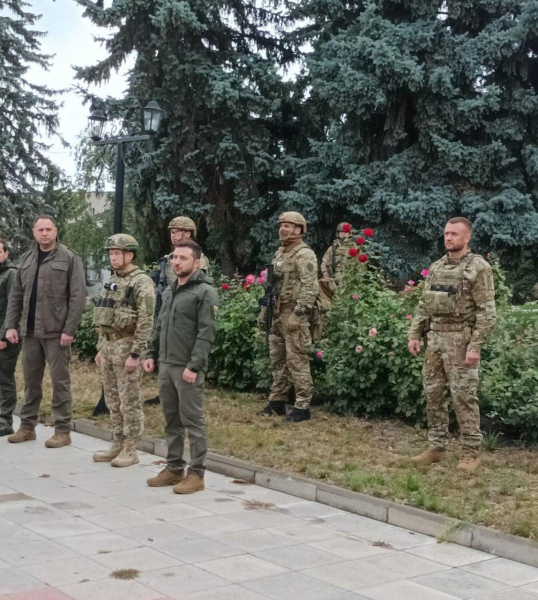 Зеленский прибыл в Изюм и вместе с ВСУ поднял флаг Украины
