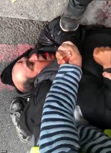 В Лондоне среди бела дня изрезали ножом раввина: нападающего задержали
В Лондоне среди бела дня изрезали ножом раввина: нападающего задержали