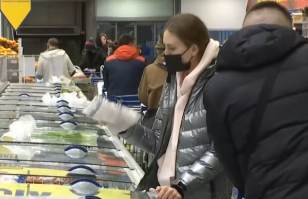 Украинцы массово сметают все с полок магазинов: что пользуется наибольшим спросом перед Новым годом Украинцы массово сметают все с полок магазинов: что пользуется наибольшим спросом перед Новым годом