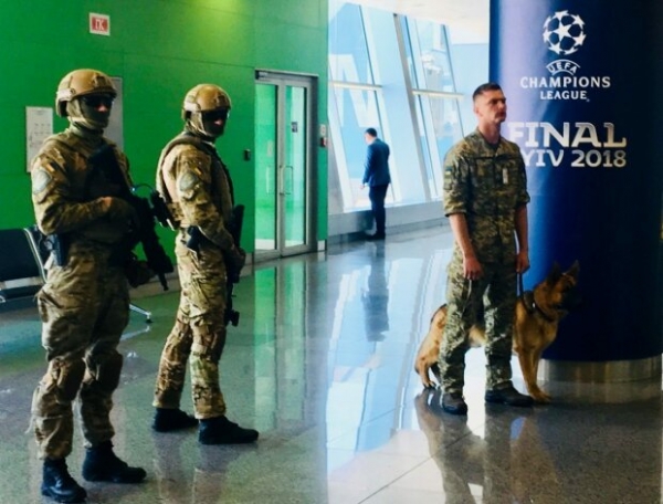 "Зеленый коридор" не помог: в Борисполе задержали турка с 28 кг янтарных украшений "Зеленый коридор" не помог: в Борисполе задержали турка с 28 кг янтарных украшений