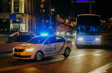 Украинец "под кайфом" попытался скрыться от копов на авто, и позвонил в полицию: все, как в GTA Украинец "под кайфом" попытался скрыться от копов на авто, и позвонил в полицию: все, как в GTA