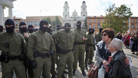 Меркель: Приверженность демократии в буквальном смысле растоптана ногами Меркель: Приверженность демократии в буквальном смысле растоптана ногами