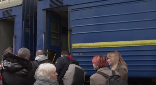 Проводник "Укрзализныци" не впускал женщин в поезд раньше мужчин: в дело вмешалась военнослужащая Проводник "Укрзализныци" не впускал женщин в поезд раньше мужчин: в дело вмешалась военнослужащая