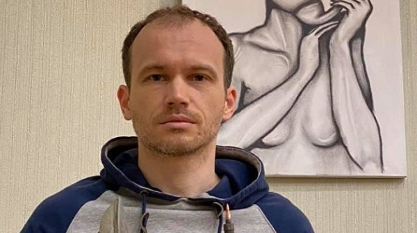Эксцентричный украинский министр поздравил приставов утюгом и паяльником Эксцентричный украинский министр поздравил приставов утюгом и паяльником