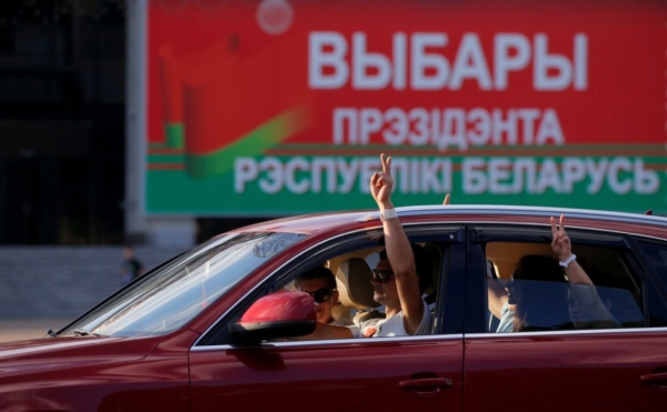 ЕС вводит санкции против официальных лиц Беларуси
ЕС вводит санкции против официальных лиц Беларуси