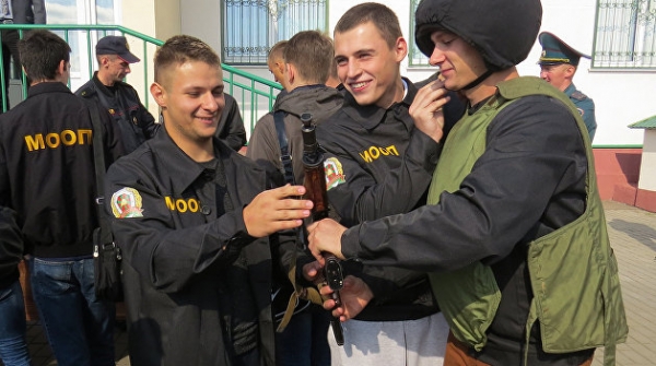 Это мое дело. Лукашенко решил незаконно вооружать народных дружинников Это мое дело. Лукашенко решил незаконно вооружать народных дружинников