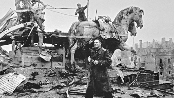 Евгений Халдей: три знамени Победы Евгений Халдей: три знамени Победы