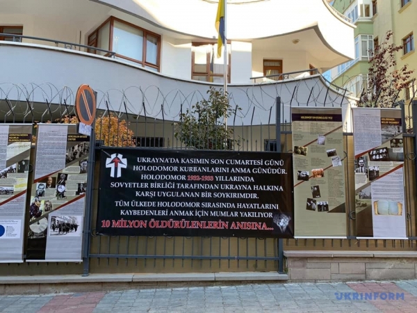 В Анкаре у посольства Украины открыли выставку посвященную Голодомору В Анкаре у посольства Украины открыли выставку посвященную Голодомору