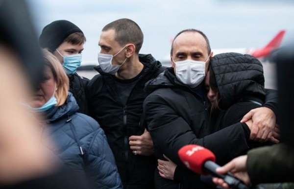 В Украину вернулись моряки, которых почти 5 лет удерживали в Ливии В Украину вернулись моряки, которых почти 5 лет удерживали в Ливии