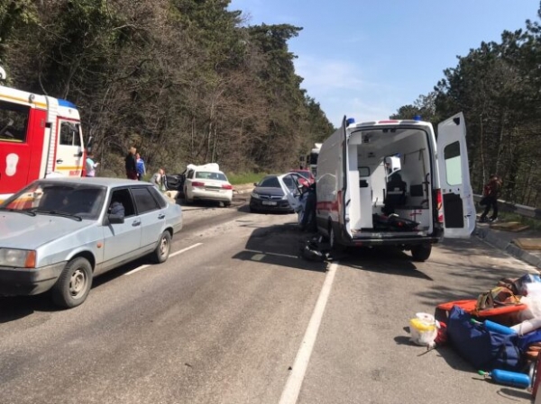В Крыму водитель Audi не уступил дорогу "скорой" и поплатился жизнью, медики в реанимации В Крыму водитель Audi не уступил дорогу "скорой" и поплатился жизнью, медики в реанимации
