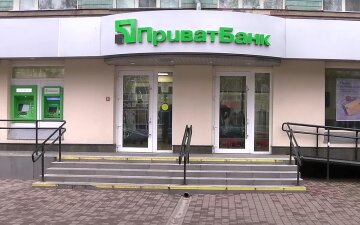 К банкомату с чужим не подходите: ПриватБанк изымает карты и оставляет укринцев без денег К банкомату с чужим не подходите: ПриватБанк изымает карты и оставляет укринцев без денег
