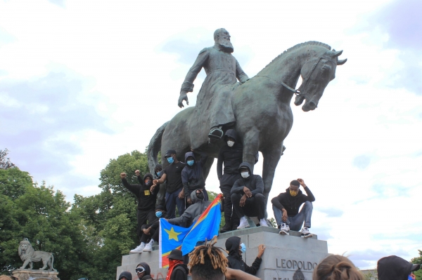 В Европе прошла новая волна потасовок и протестов. Впечатляющие фото и видео
В Европе прошла новая волна потасовок и протестов. Впечатляющие фото и видео