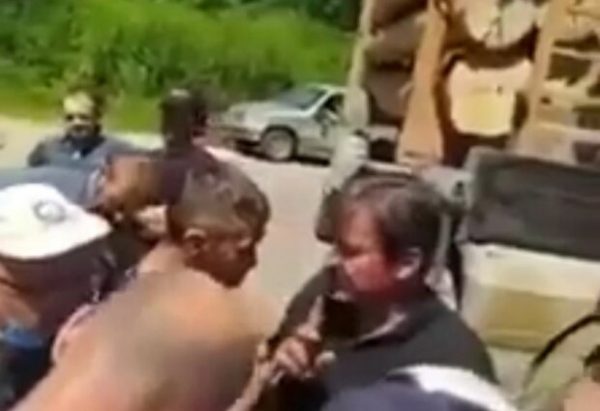 На Закарпатье черные лесорубы попались на горячем — местные устроили самосуд, терпение лопнуло На Закарпатье черные лесорубы попались на горячем — местные устроили самосуд, терпение лопнуло