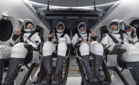 Космический корабль Crew Dragon успешно сел на воду в Мексиканском заливе