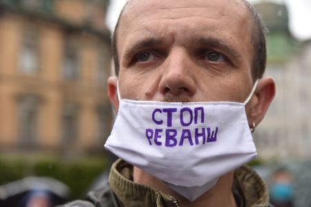 Несмотря на сильный ливень львовяне вышли на акцию «Стоп реванш!» Несмотря на сильный ливень львовяне вышли на акцию «Стоп реванш!»
