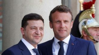 Макрон после разговора с Путиным позвонил Зеленскому: обсудили Донбасс и Нормандский формат
Макрон после разговора с Путиным позвонил Зеленскому: обсудили Донбасс и Нормандский формат