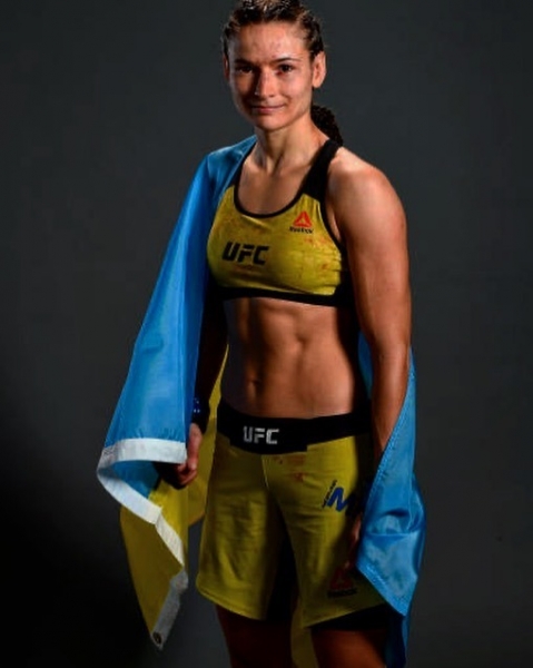 Украинская рекордсменка UFC Марина Мороз надела платье и поразила красотой
Украинская рекордсменка UFC Марина Мороз надела платье и поразила красотой