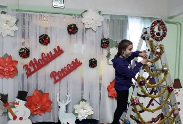 Школьники отметились оригинальностью, украшая новогоднюю елку — нарядили лестницу Школьники отметились оригинальностью, украшая новогоднюю елку — нарядили лестницу