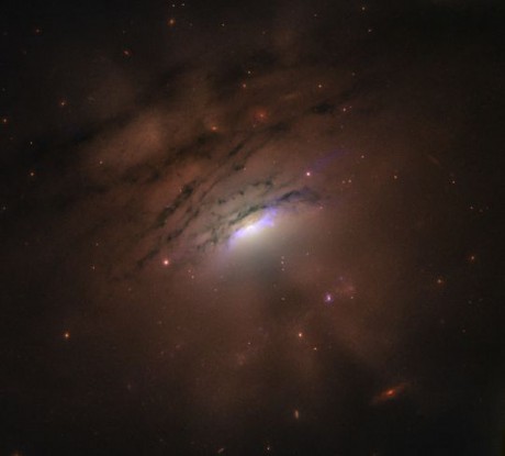 Hubble снял необычные тени, проходящие сквозь черную дыру Hubble снял необычные тени, проходящие сквозь черную дыру