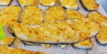 Мясо и не нужно: рецепт вкусных баклажанов под сыром с ароматным чесноком Мясо и не нужно: рецепт вкусных баклажанов под сыром с ароматным чесноком