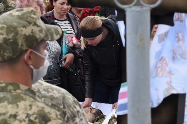 В Павлограде простились с убитым на Донбассе воином ВСУ. Фото 18+
В Павлограде простились с убитым на Донбассе воином ВСУ. Фото 18+