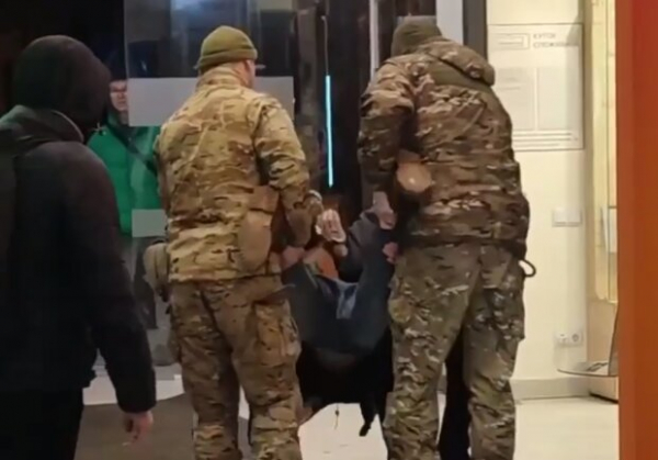 Повестки начали вручать самым необычным способом – даже не догадаетесь, что "попались" Повестки начали вручать самым необычным способом – даже не догадаетесь, что "попались"
