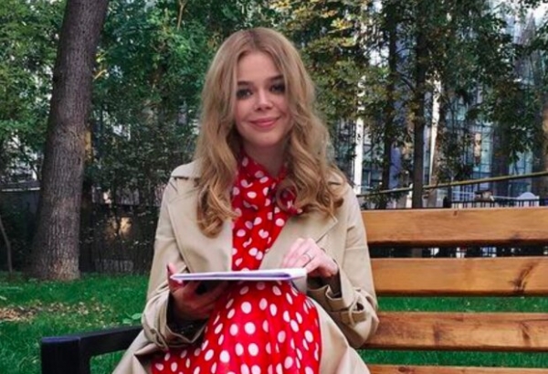 Алина Гросу станцевала стриптиз топлес: "Только не снимай маску" Алина Гросу станцевала стриптиз топлес: "Только не снимай маску"