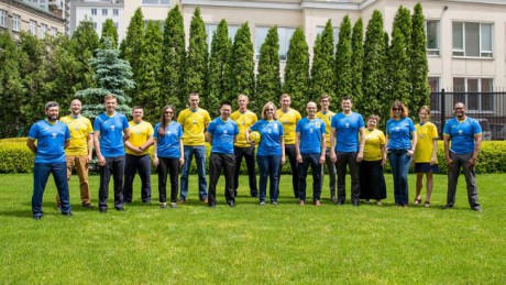 Американские дипломаты сфотографировались в форме сборной Украины по футболу Американские дипломаты сфотографировались в форме сборной Украины по футболу