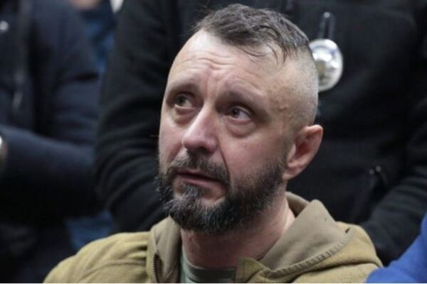 Фигуранта дела Шеремета Антоненко оставили за решеткой: под ОПУ устроили протест
Фигуранта дела Шеремета Антоненко оставили за решеткой: под ОПУ устроили протест