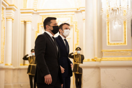 Макрон поприветствовал решительность Зеленского не допустить эскалации на Донбассе