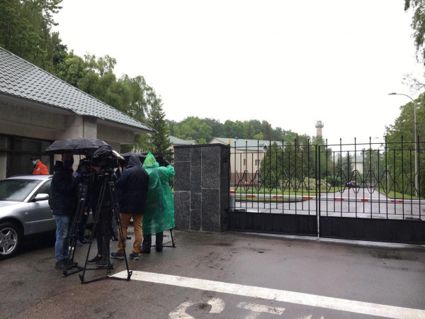 С погибшим нардепом Давыденко попрощались в "Феофании": появились первые фото и видео
С погибшим нардепом Давыденко попрощались в "Феофании": появились первые фото и видео