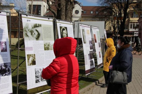 В центре Винницы развернули документальную выставку о узниках нацистских концлагерей В центре Винницы развернули документальную выставку о узниках нацистских концлагерей