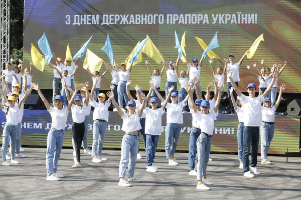 В Днепре подняли флаг, посвященный украинским военным В Днепре подняли флаг, посвященный украинским военным