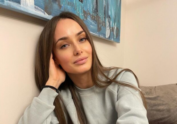 Больше не холостячка? Ксения Мишина засветила кольцо на безымянном пальце Больше не холостячка? Ксения Мишина засветила кольцо на безымянном пальце