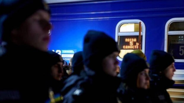 Проводник "унизил" воина ВСУ с ранением за то, что он не сделал его работу: "Вишенка на торте..." Проводник "унизил" воина ВСУ с ранением за то, что он не сделал его работу: "Вишенка на торте..."