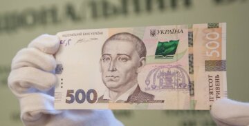 Внимательно посмотрите на свои купюры в 200 и 100 гривен: украинцы могут потерять деньги Внимательно посмотрите на свои купюры в 200 и 100 гривен: украинцы могут потерять деньги