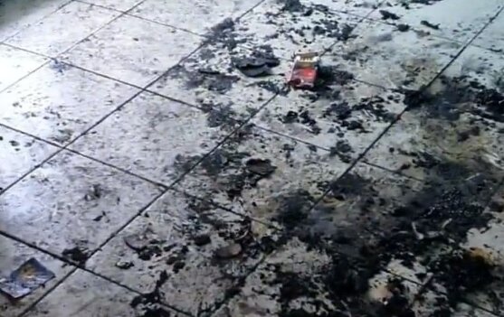 Садисты сожгли заживо пожилого бездомного прямо в подъезде Садисты сожгли заживо пожилого бездомного прямо в подъезде