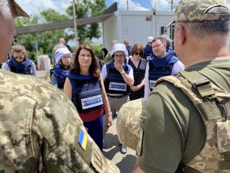 Председатель ОБСЕ Анн Линде посетила КПВВ "Новотроицкое" Председатель ОБСЕ Анн Линде посетила КПВВ "Новотроицкое"